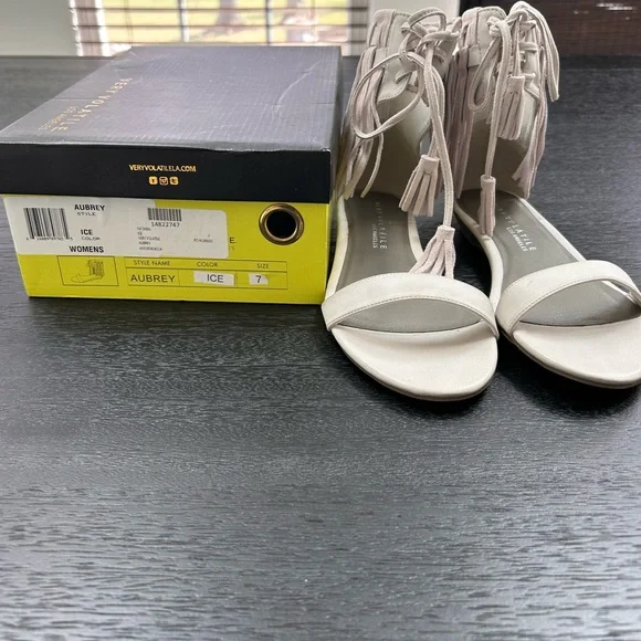 Very Volatile Aubrey ICE Fringe Sandal Women's Size 7 NEW IN BOX Light Gray - Picture 2 of 10